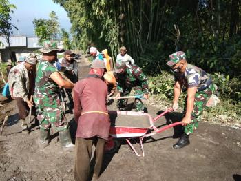 Koramil Kertek bantu Perbaikan Jalan Kampung